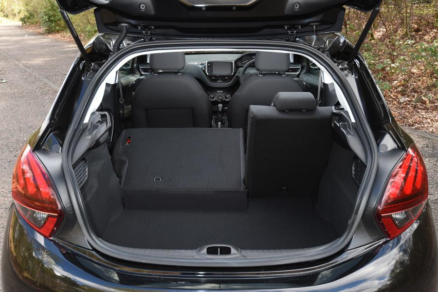 Багажник Peugeot 208 Black Edition 3-Door 2017 года  (фото 8 из 11)